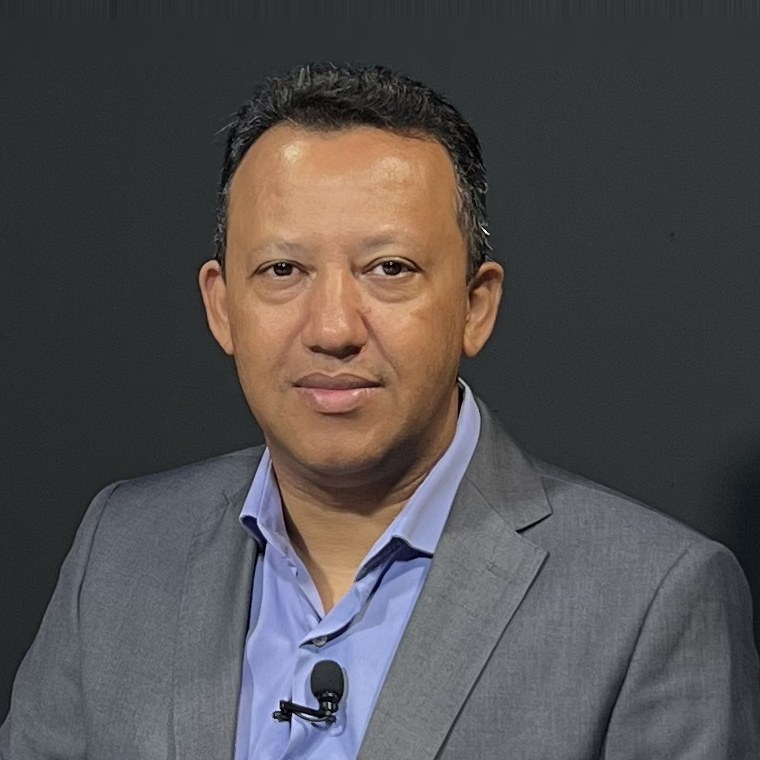 Dr. Daumiro Tanure em contexto de atendimento médico por telemedicina